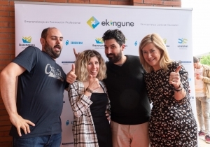 Nuestra compañera Pili Salsamendi con nuestros antiguos alumnos de Auditor SEO